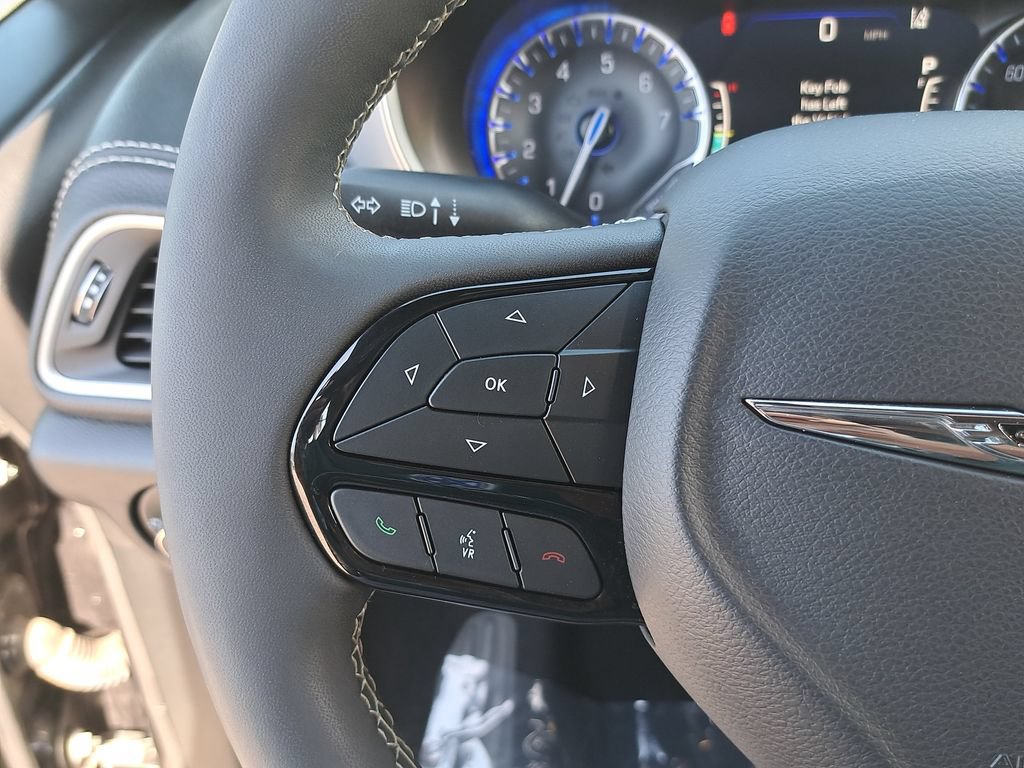 Used 2023 Chrysler Pacifica Touring FWD image 20
