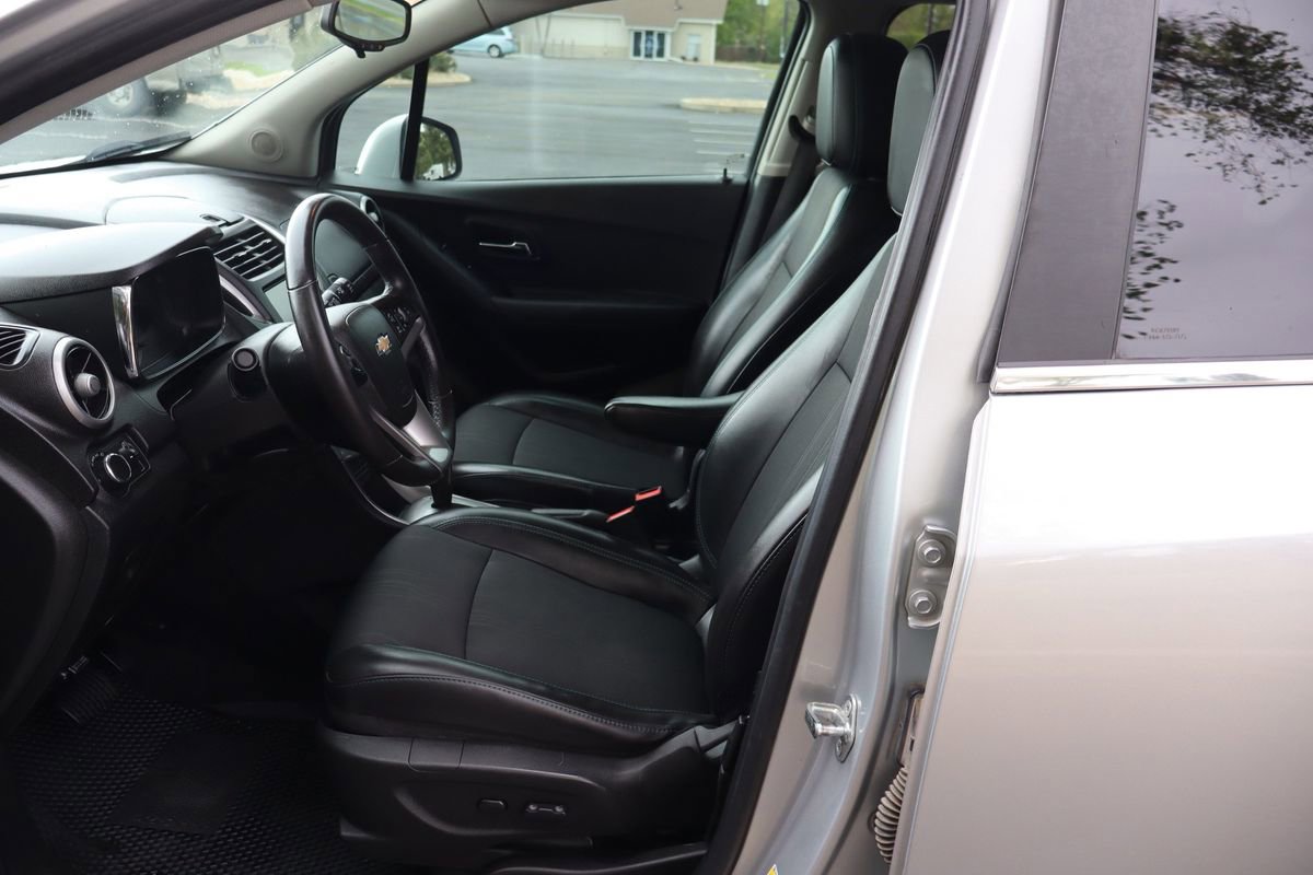 Used 2016 Chevrolet Trax LT w/ LT Convenience Package AWD/4WD image 19