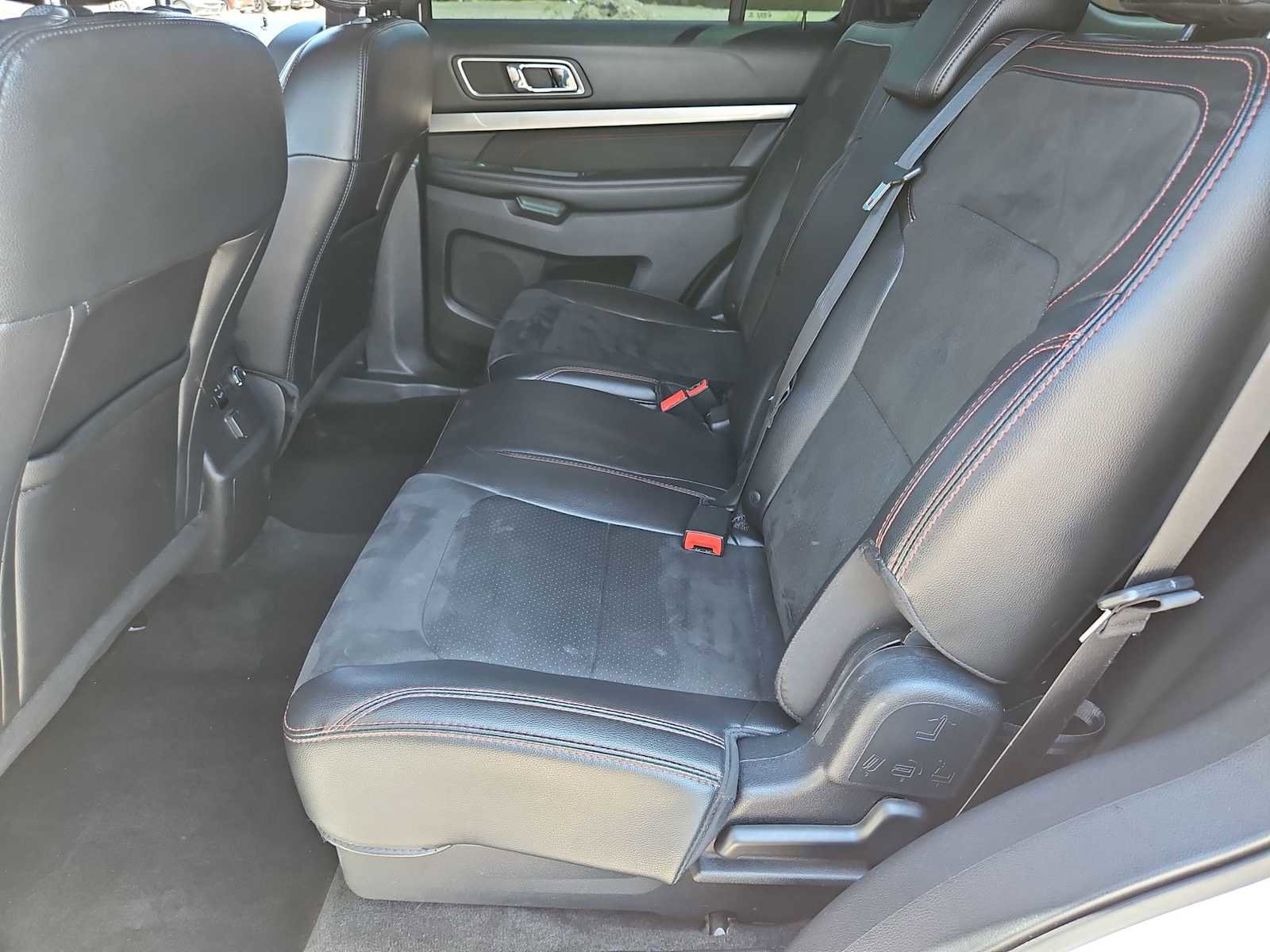 Used 2018 Ford Explorer XLT w/ Equipment Group 202A FWD image 19