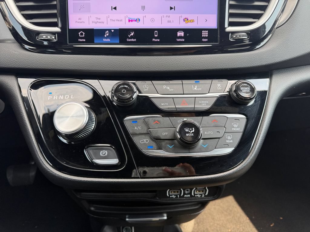 Used 2025 Chrysler Pacifica Select FWD image 11