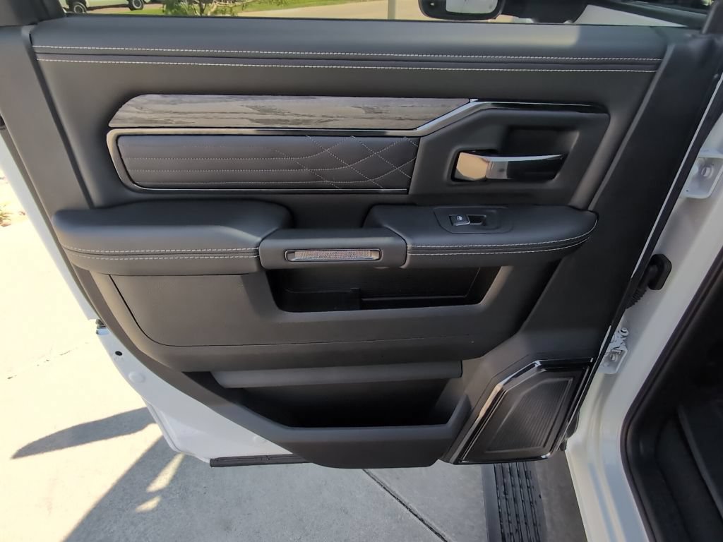 Used 2025 RAM 3500 Limited AWD/4WD image 26