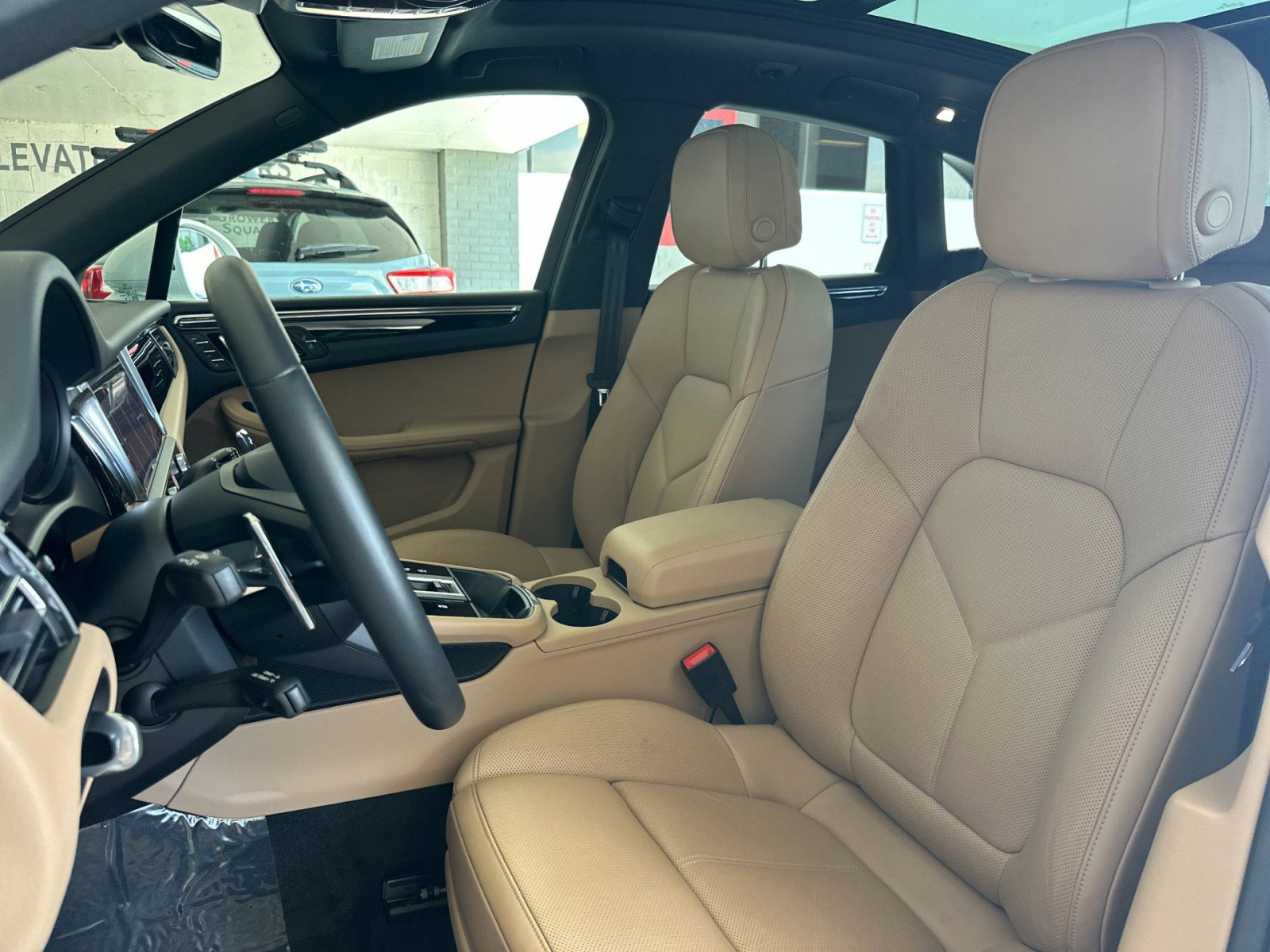 Used 2026 Porsche Macan AWD/4WD image 5