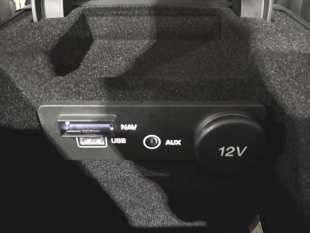 Used 2017 Jaguar XE Premium image 75