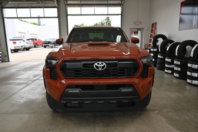 Used 2025 Toyota Tacoma TRD Sport AWD/4WD image 2