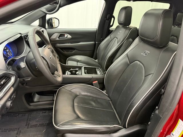 Used 2025 Chrysler Pacifica Limited image 5