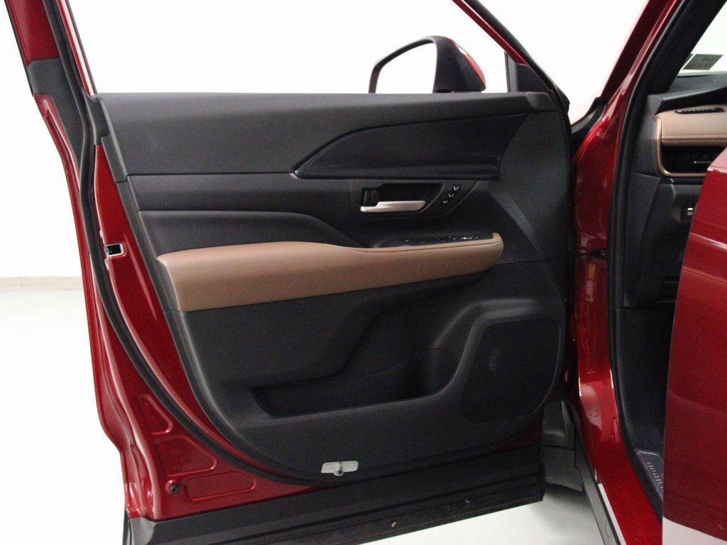 Used 2024 Toyota Grand Highlander AWD Hybrid image 18