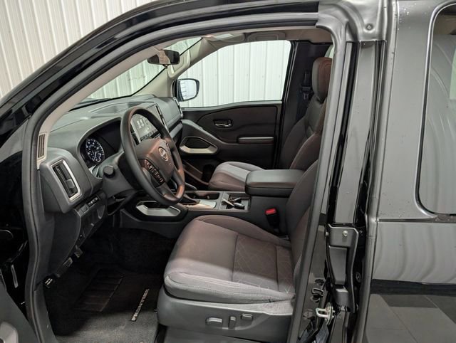 Used 2025 Nissan Frontier SV image 12