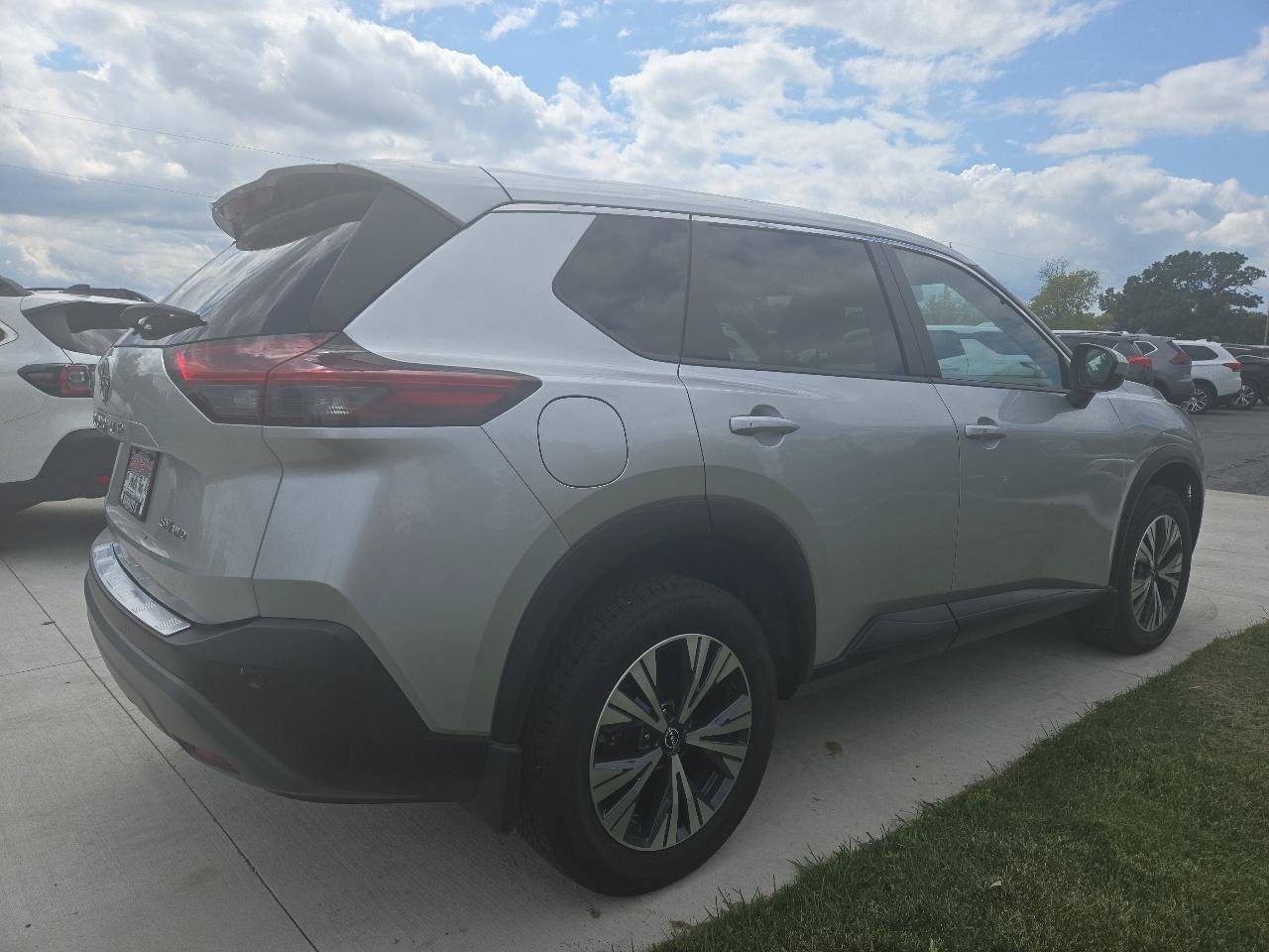 Used 2023 Nissan Rogue SV AWD/4WD image 4