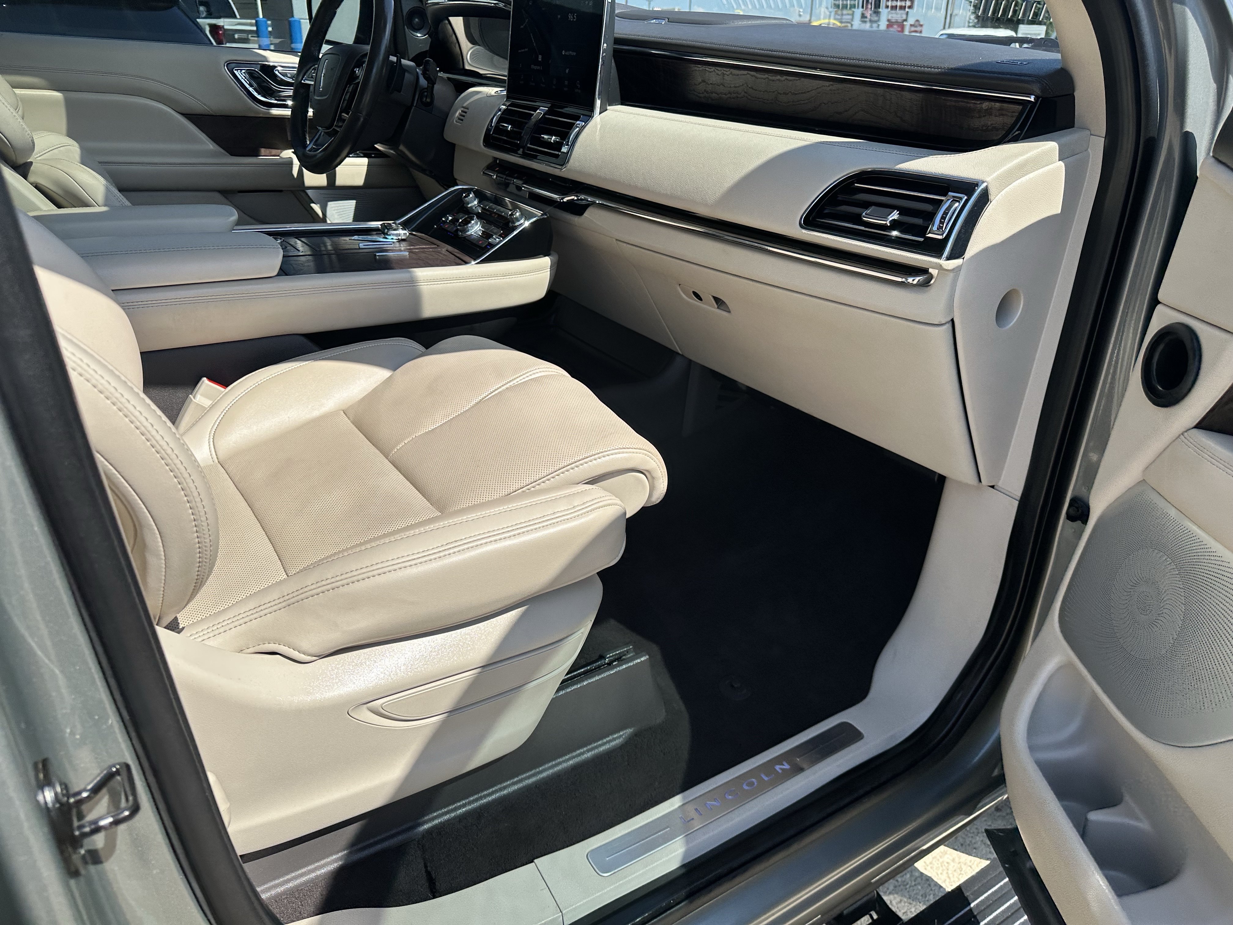 Used 2020 Lincoln Navigator L Reserve w/ Luxury Package AWD/4WD image 3