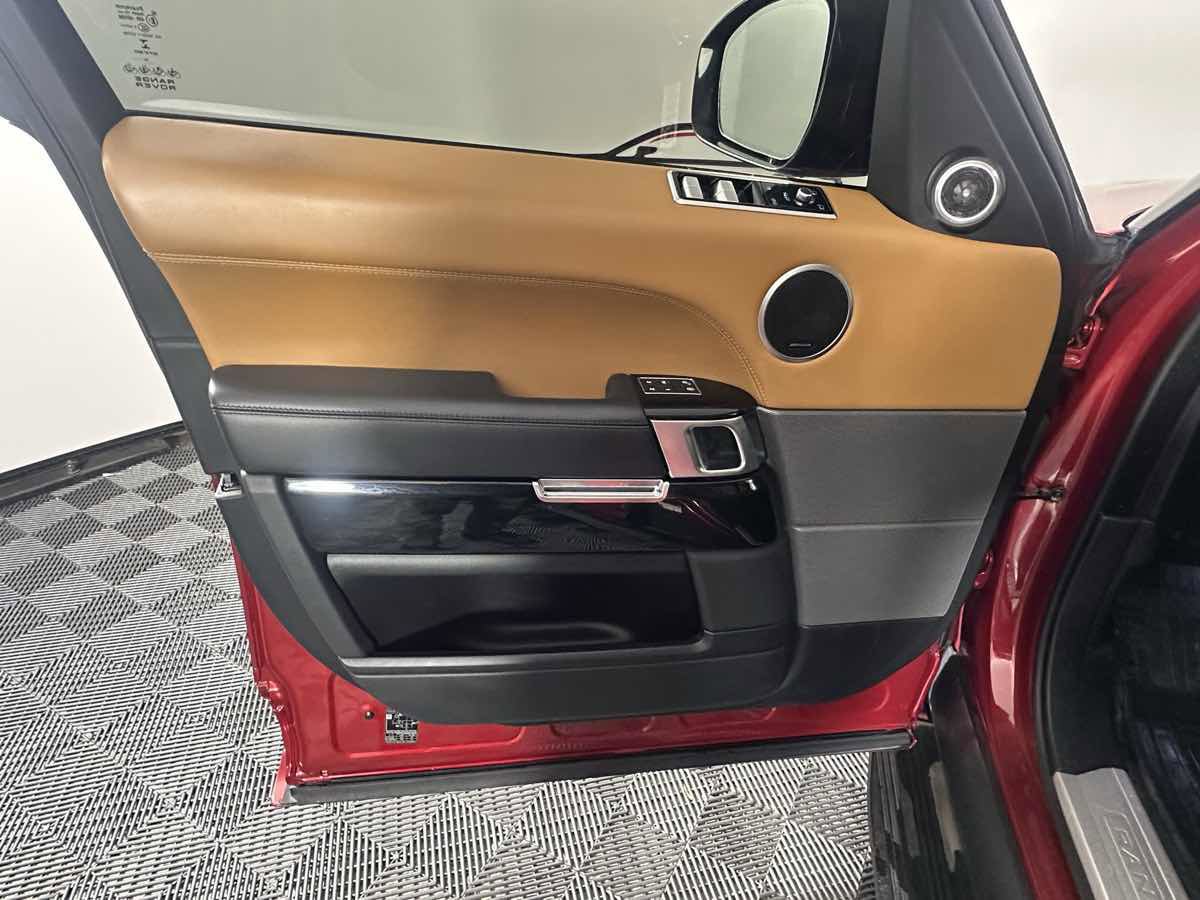 Used 2020 Land Rover Range Rover Sport SVR image 15