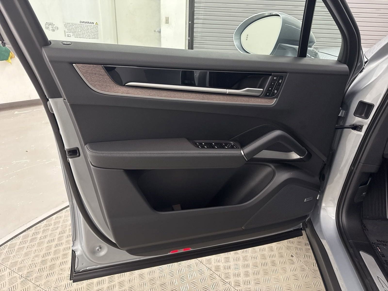 Used 2025 Porsche Cayenne image 23