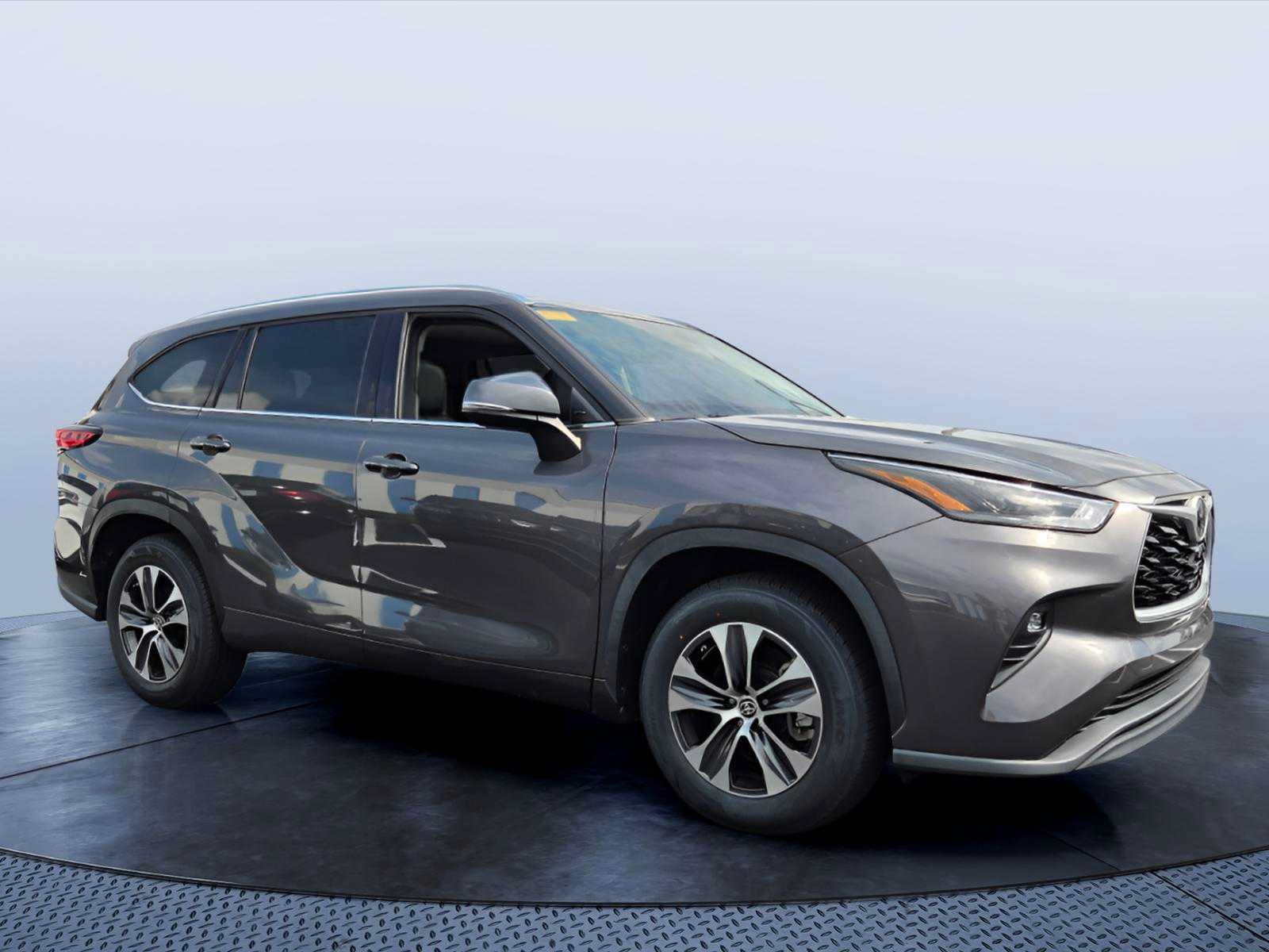 Used 2021 Toyota Highlander XLE FWD image 1
