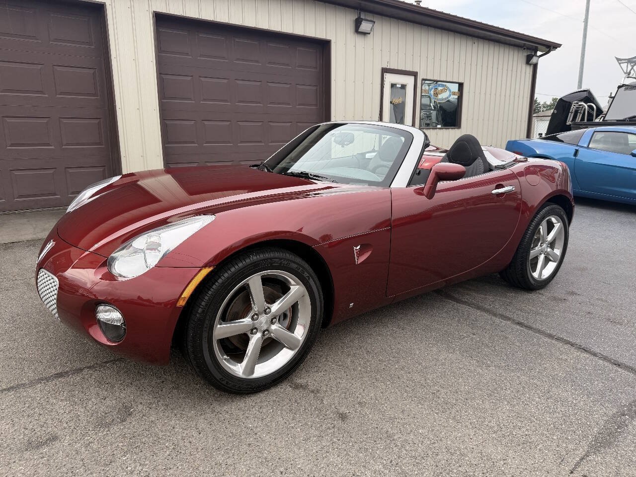 Used 2009 Pontiac Solstice Convertible w/ Preferred Package RWD image 1