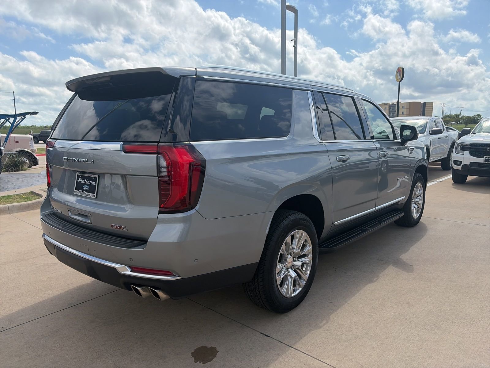 Used 2025 GMC Yukon XL Denali image 5