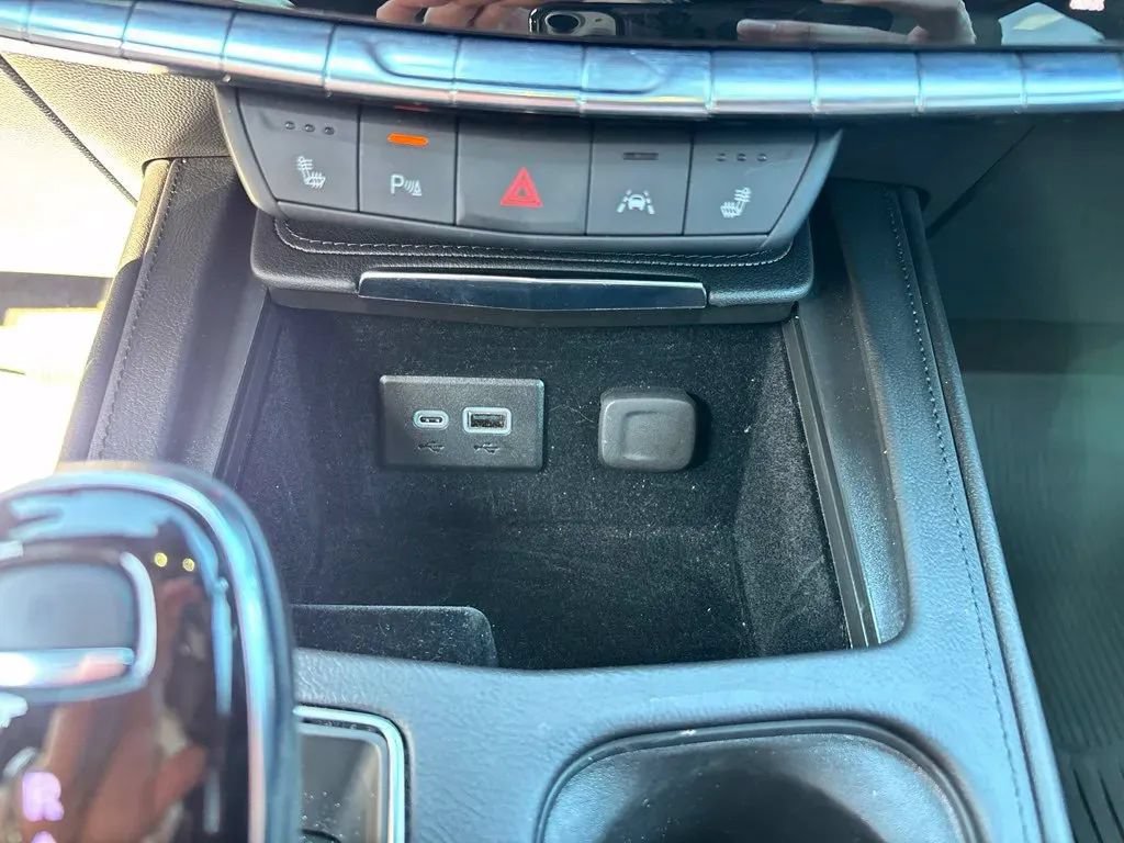 Used 2024 Cadillac XT4 Luxury w/ Cold Weather Package AWD/4WD image 18