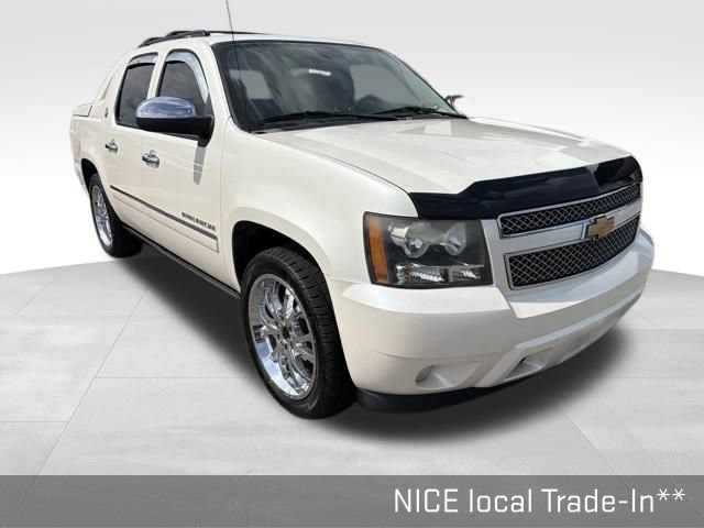 Used 2013 Chevrolet Avalanche LTZ RWD image 3