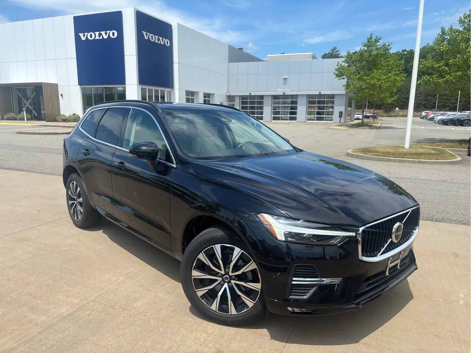 Used 2023 Volvo XC60 B5 Core w/ Climate Package AWD/4WD image 2