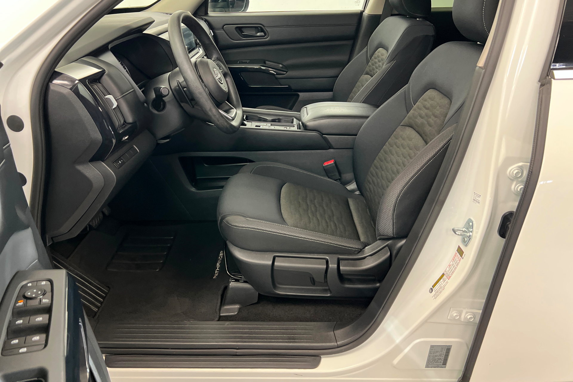 Used 2025 Nissan Pathfinder S FWD image 19
