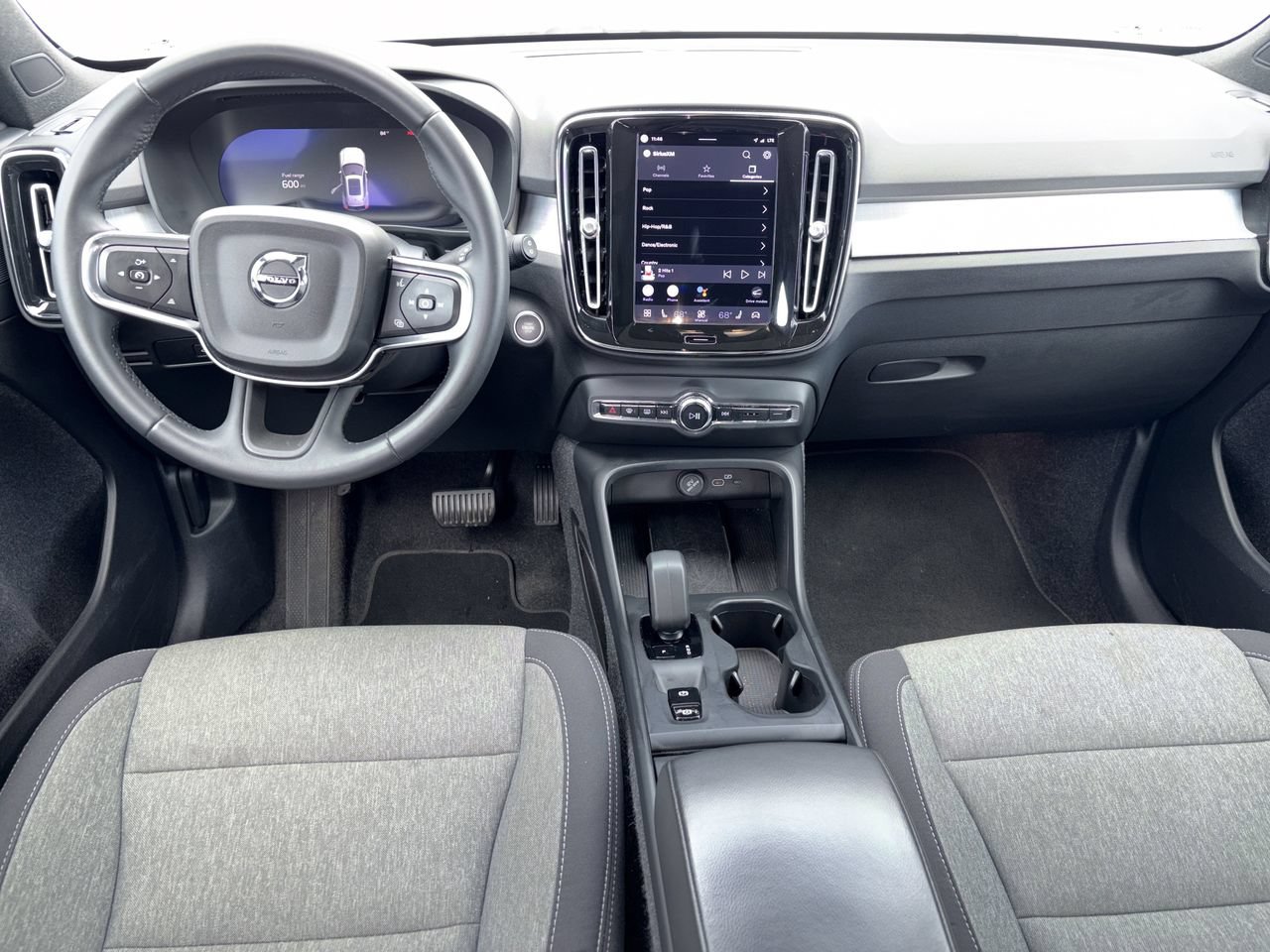 Used 2025 Volvo XC40 B5 Core AWD/4WD image 2