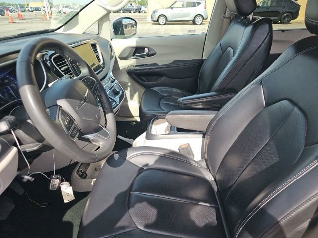 Used 2023 Chrysler Pacifica Touring-L FWD image 9