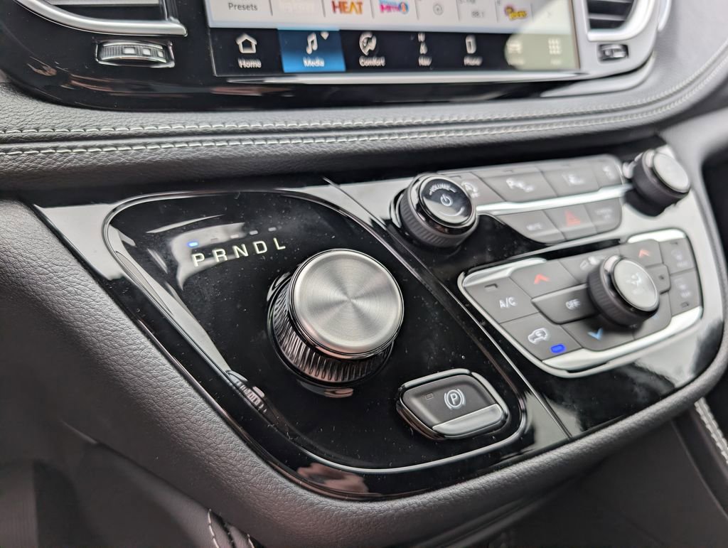 New 2026 Chrysler Pacifica Limited w/ Trailer Tow Group image 29