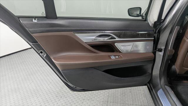 Used 2017 BMW 750i image 16