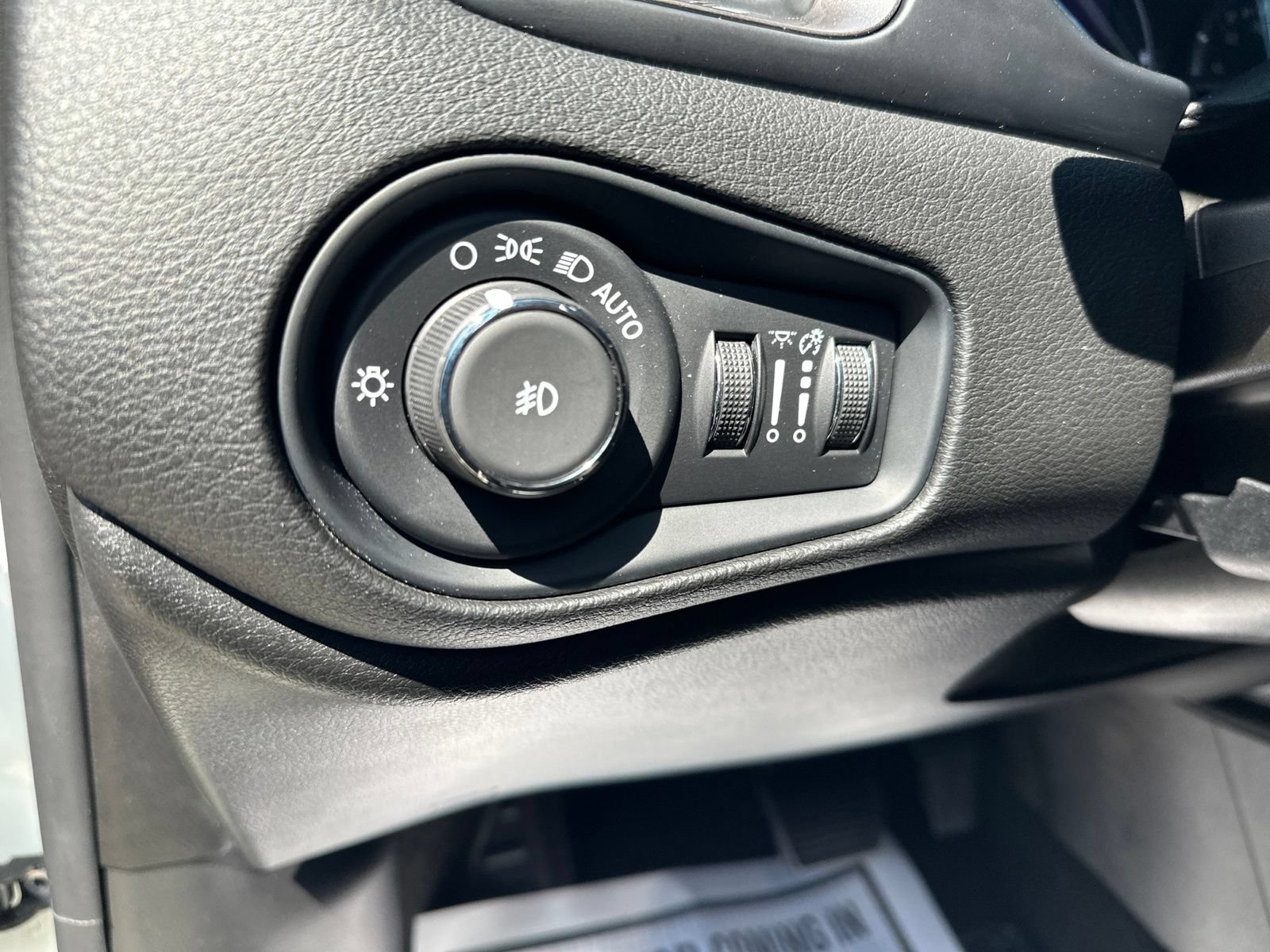 Used 2023 Jeep Renegade Latitude w/ Premium Group AWD/4WD image 14