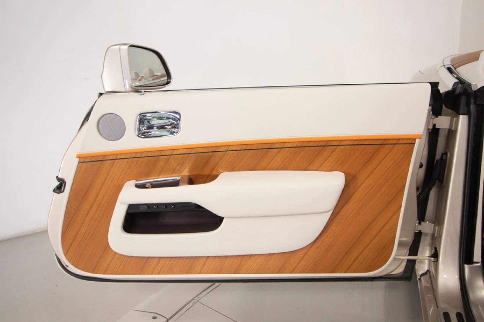 Used 2019 Rolls-Royce Dawn image 44