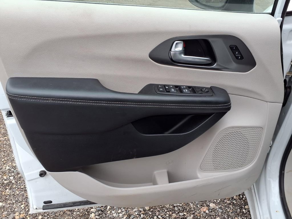 Used 2023 Chrysler Pacifica Touring-L image 17