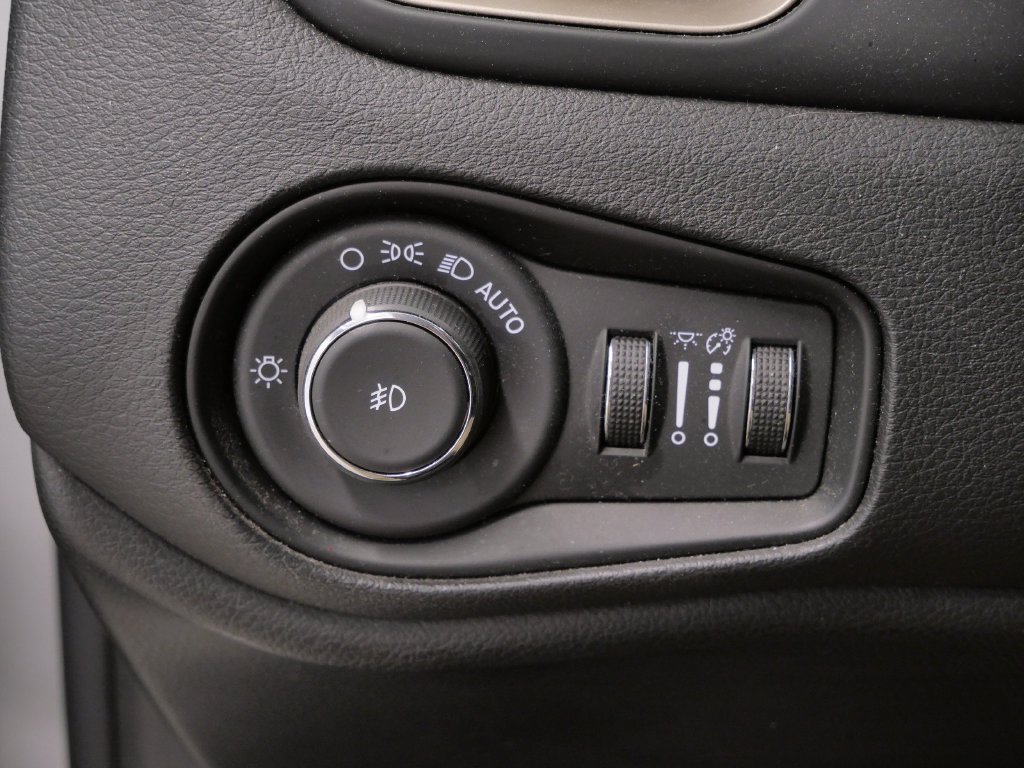 Used 2015 Jeep Renegade Latitude FWD image 17