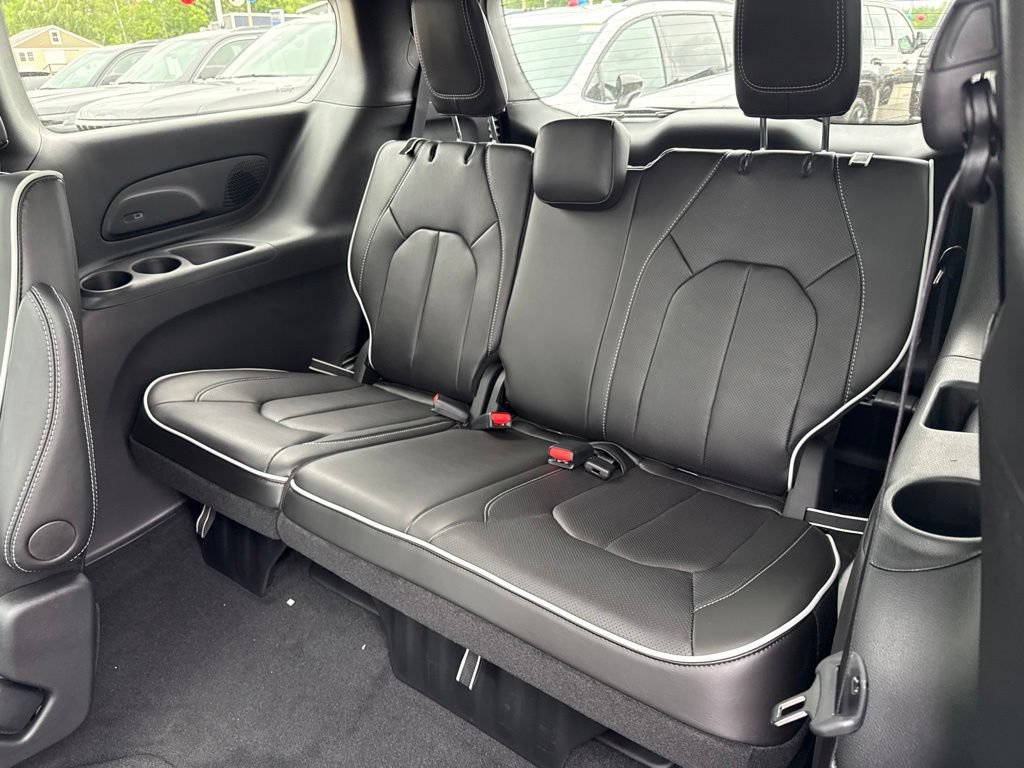 New 2027 Chrysler Pacifica Limited AWD/4WD image 19