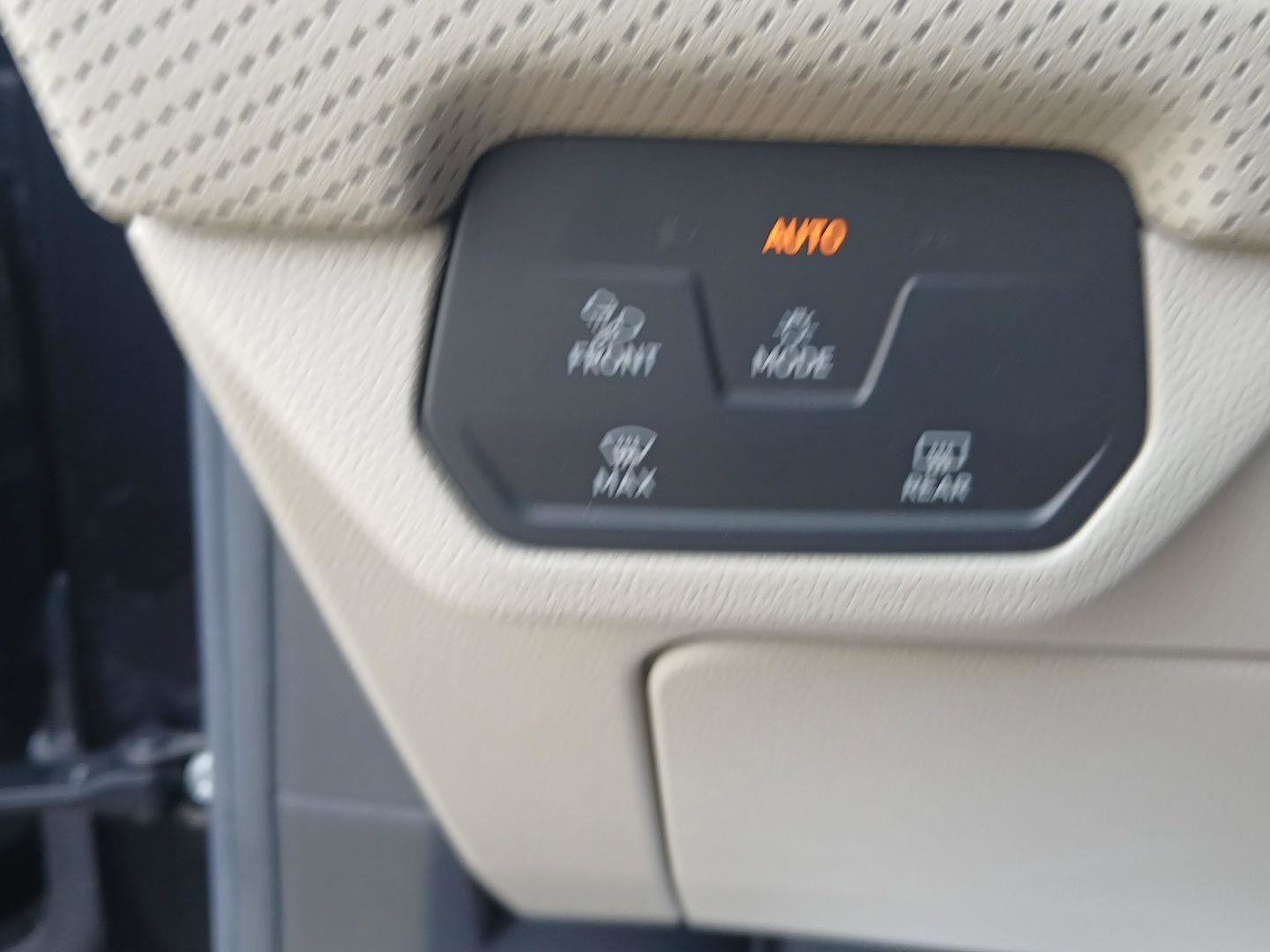 Used 2024 Volkswagen Atlas SE image 16