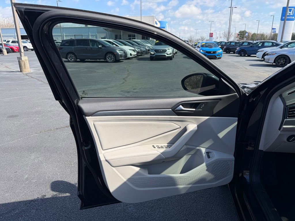 Used 2022 Volkswagen Jetta SE image 17