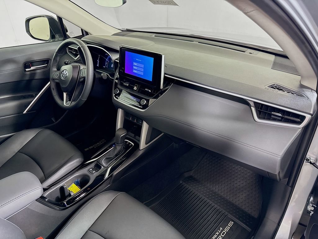Certified 2025 Toyota Corolla Cross XLE image 28
