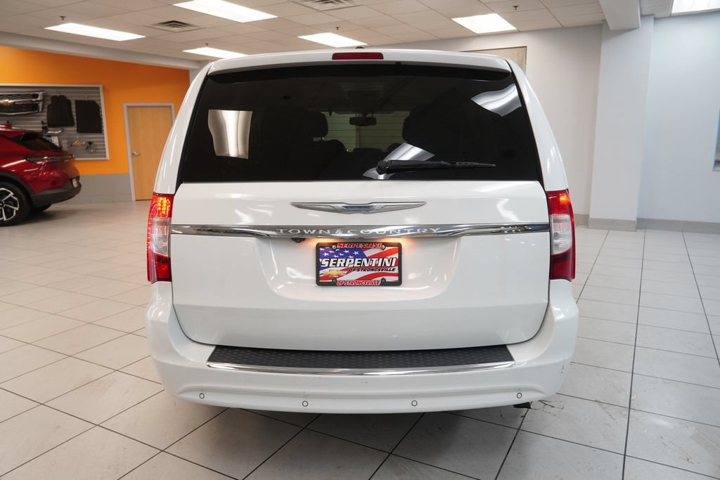 Used 2014 Chrysler Town & Country Touring-L FWD image 8