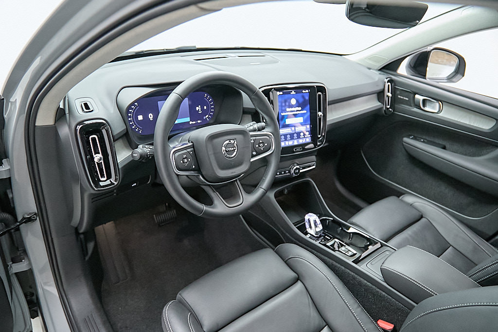 Certified 2025 Volvo XC40 B5 Ultra AWD/4WD image 12