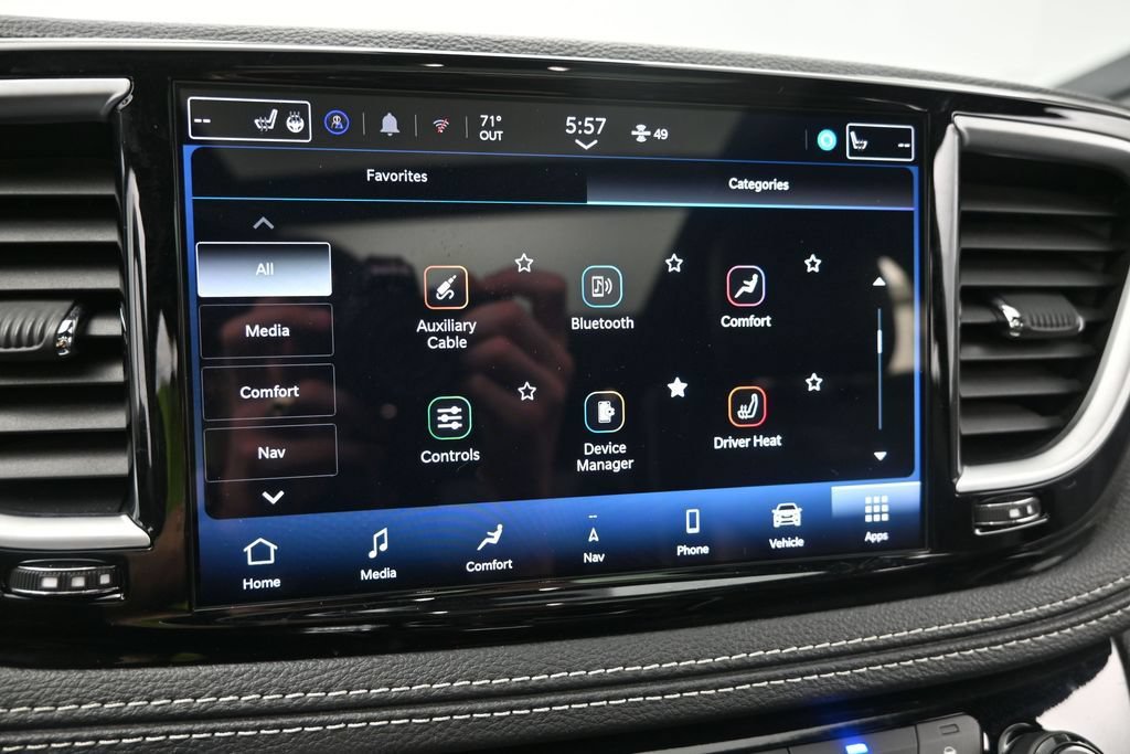 Used 2025 Chrysler Pacifica Limited FWD image 38