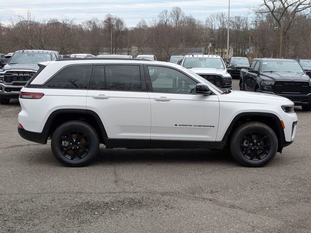 New 2026 Jeep Grand Cherokee Laredo image 2