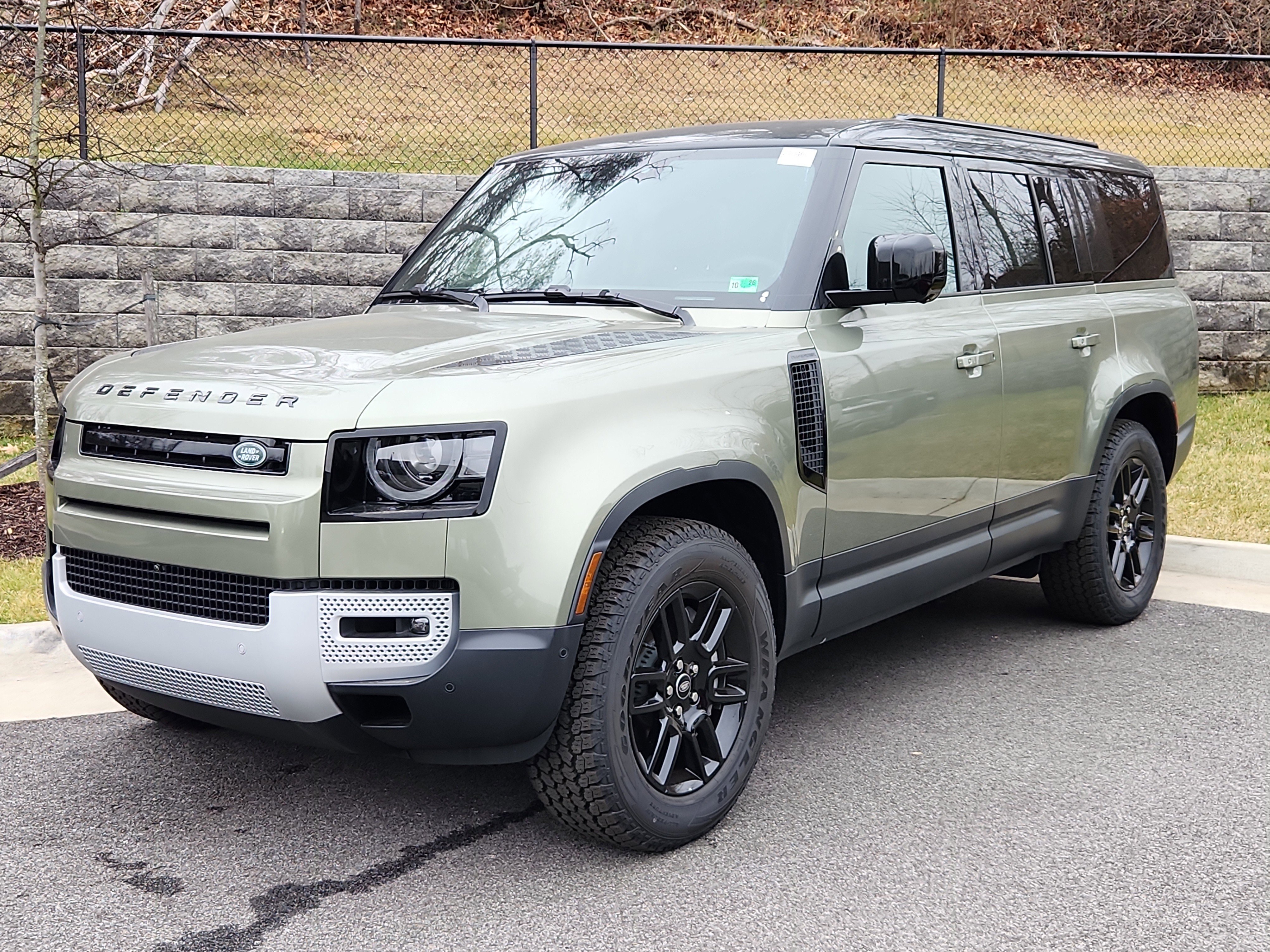 Used 2025 Land Rover Defender 130 S image 1