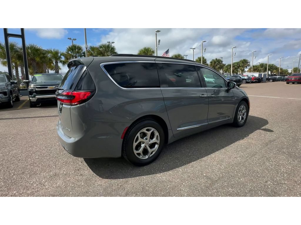 Used 2023 Chrysler Pacifica Limited FWD image 2