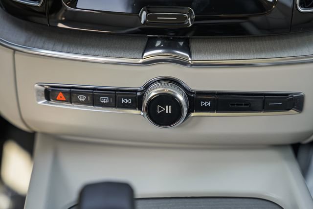 Used 2023 Volvo XC60 T8 Plus image 23