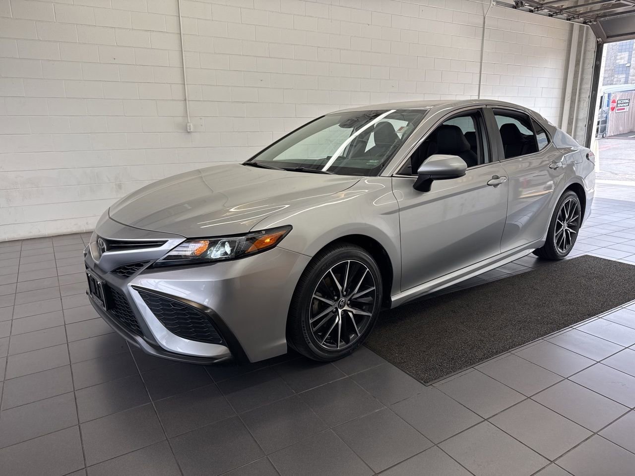 Used 2021 Toyota Camry SE FWD image 4
