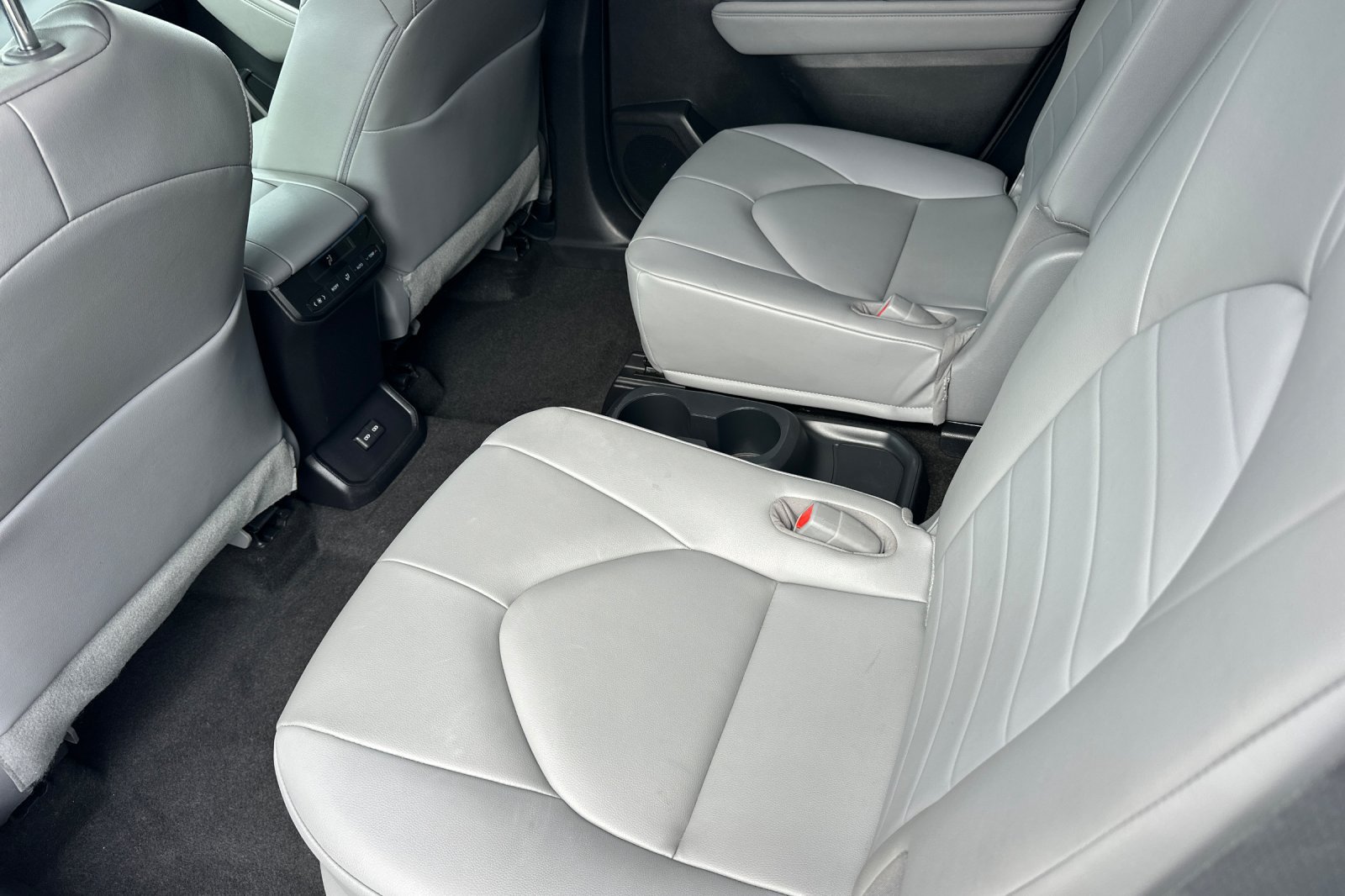 Used 2023 Toyota Highlander XLE FWD image 12