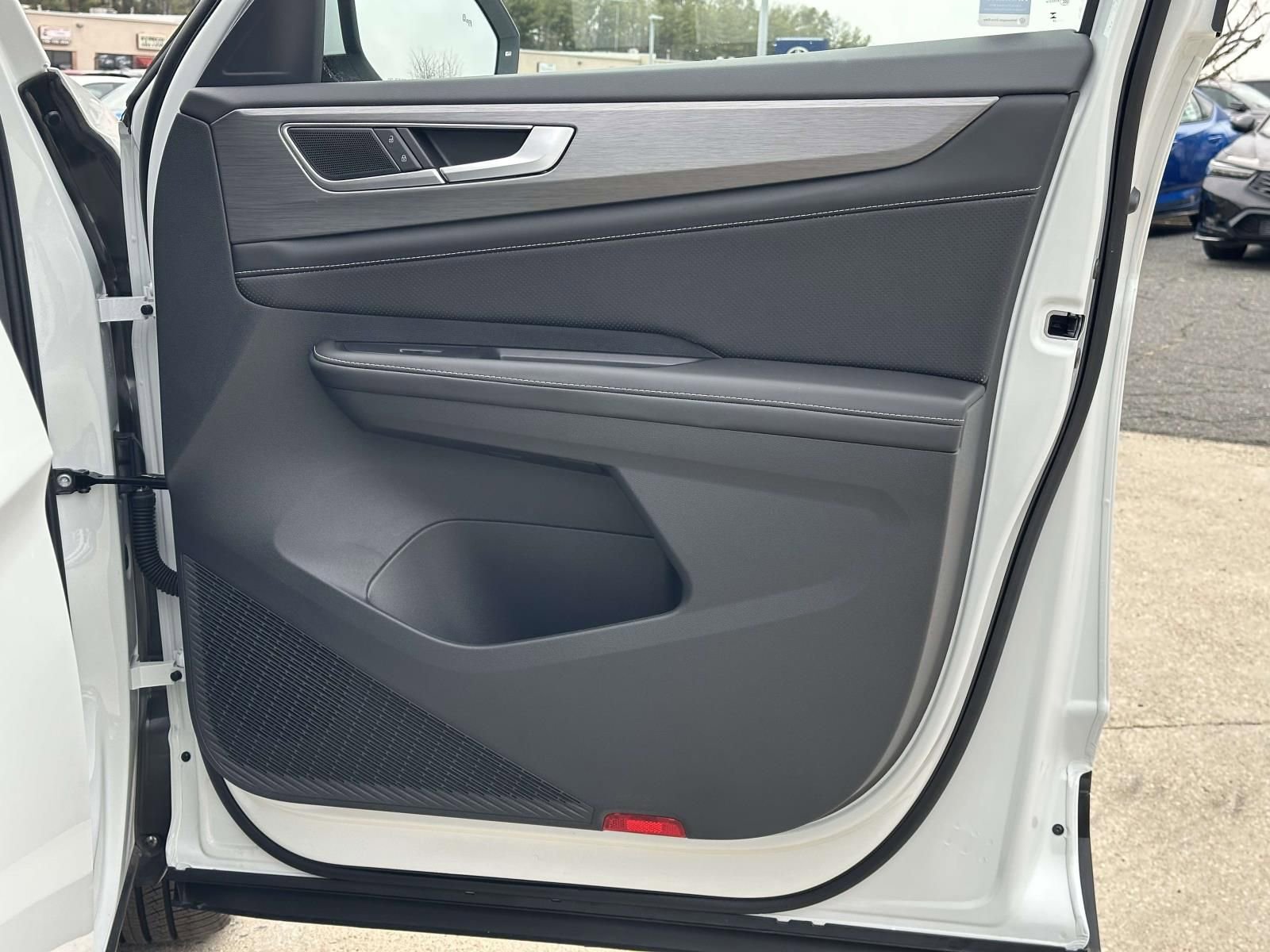 Certified 2025 Volkswagen Atlas Cross Sport SE w/ Black Wheel Package image 9