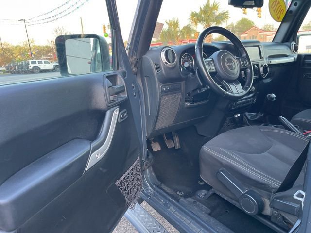 Used 2016 Jeep Wrangler Unlimited Rubicon w/ Connectivity Group AWD/4WD image 4