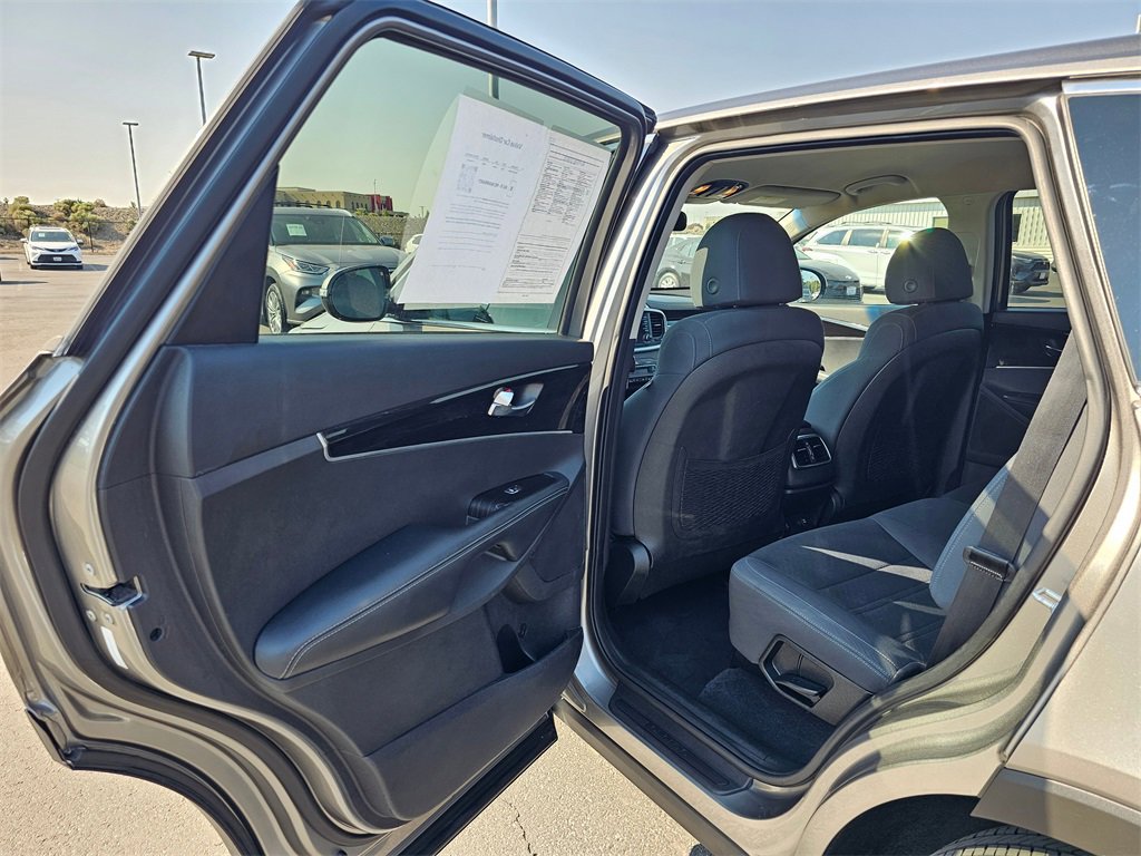 Used 2019 Kia Sorento LX image 16