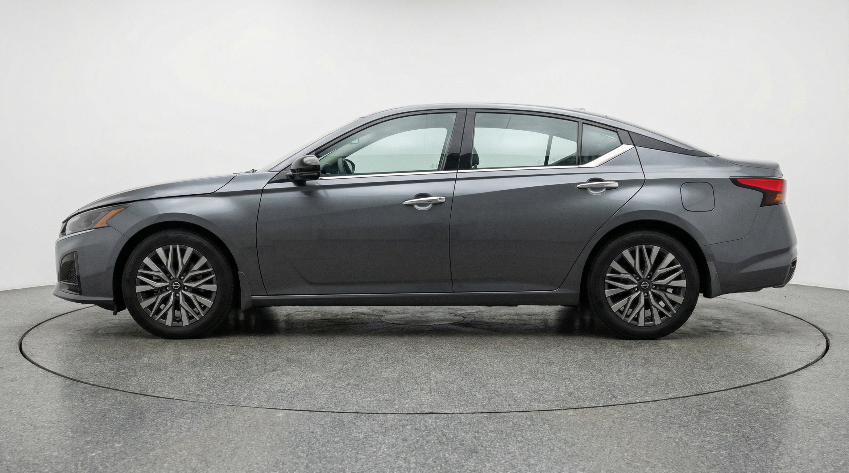 Used 2025 Nissan Altima 2.5 SV image 5