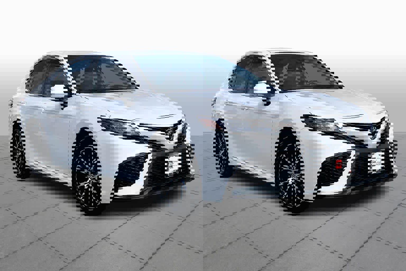 Used 2023 Toyota Camry SE image 2