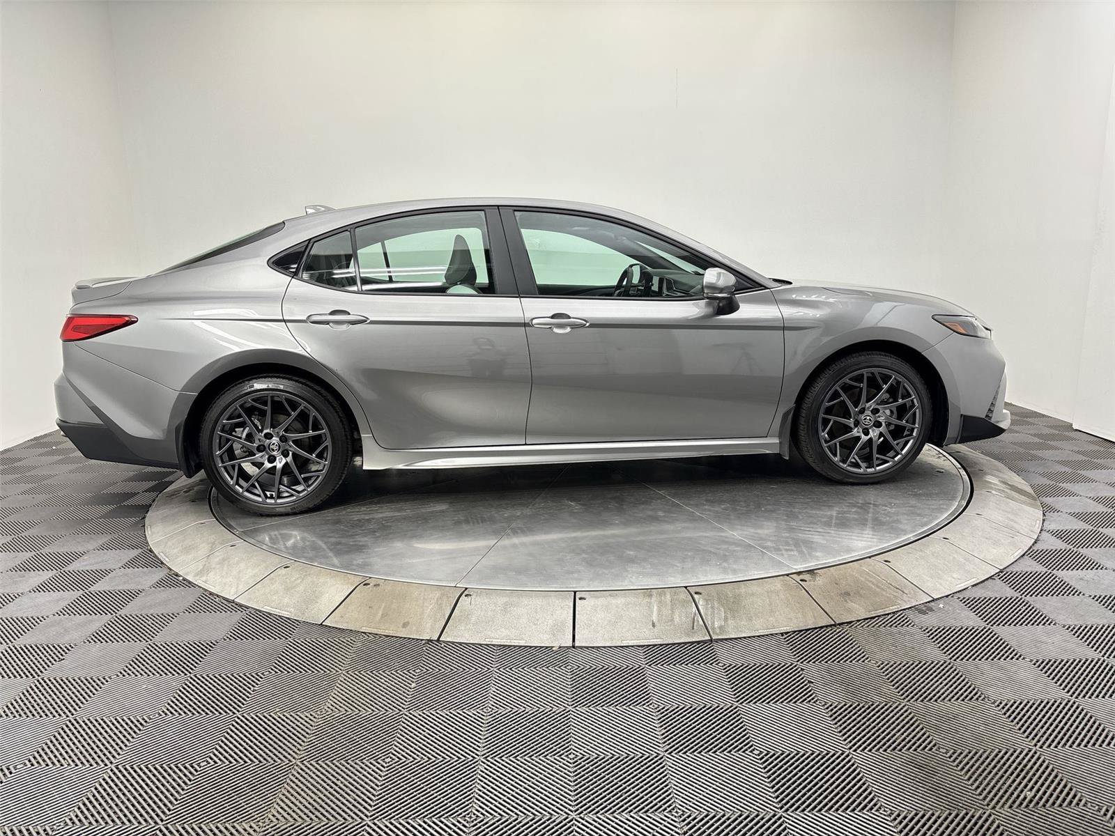 Used 2025 Toyota Camry SE w/ Multimedia Upgrade Package AWD/4WD image 17