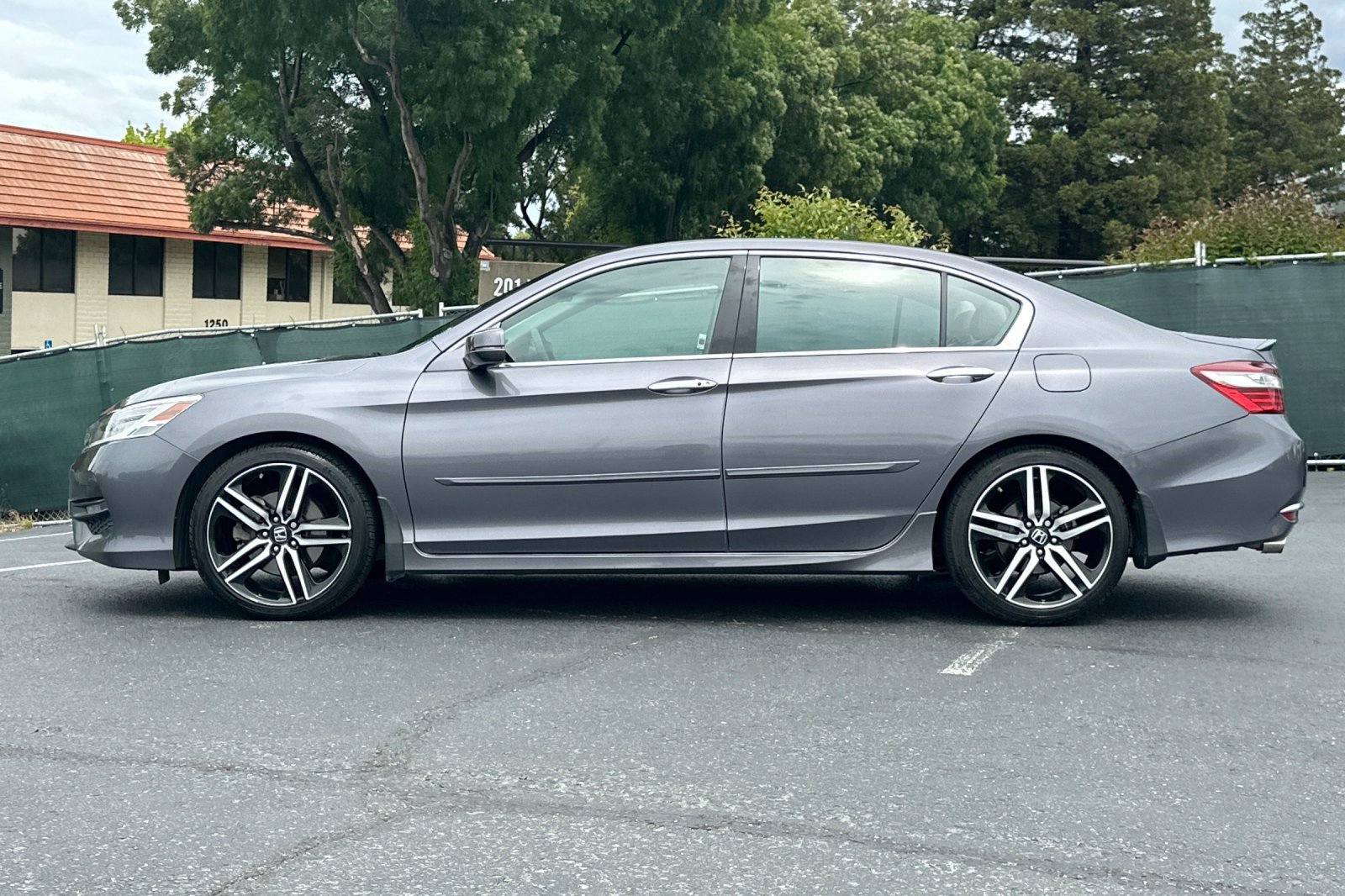 Used 2017 Honda Accord Touring image 2